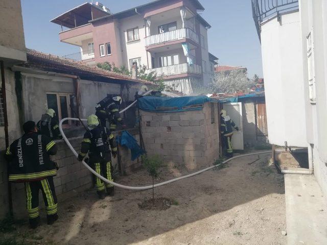 Alevlerin arasına giren ekipler tavukları kurtardı