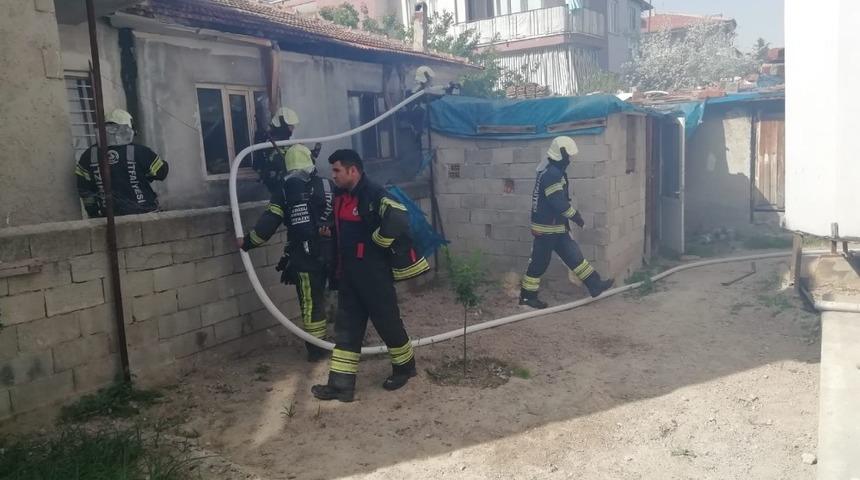 Alevlerin arasına giren ekipler tavukları kurtardı