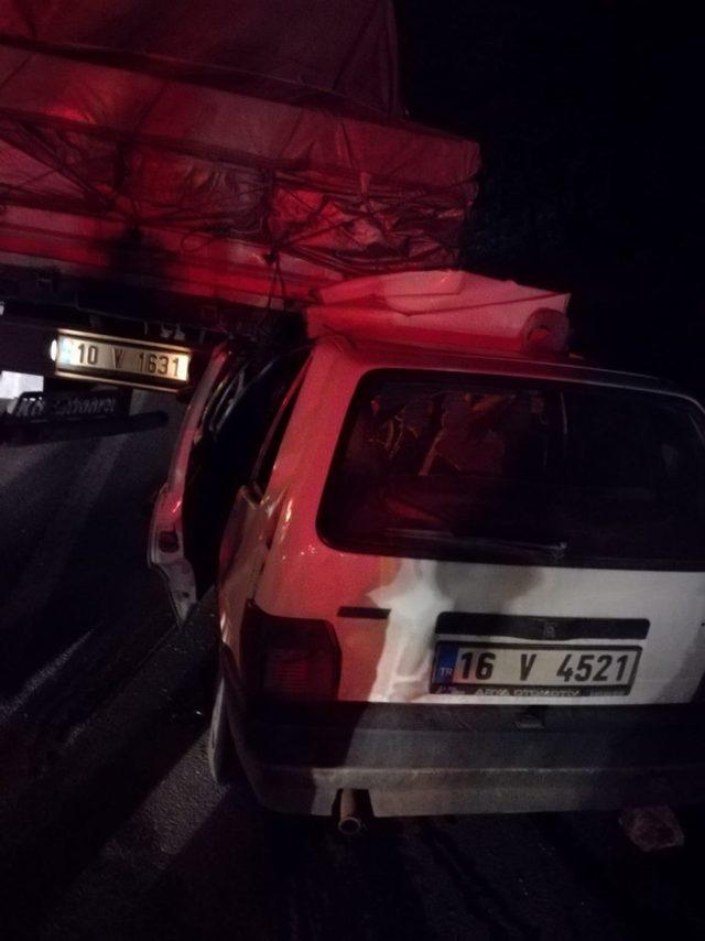 Bursa’da otomobil tırın altına girdi: 2 yaralı