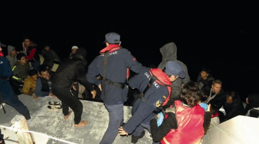 Kuşadası K&ouml;rfezi&rsquo;nde 19&rsquo;u &ccedil;ocuk 50 ka&ccedil;ak g&ouml;&ccedil;men yakalandı