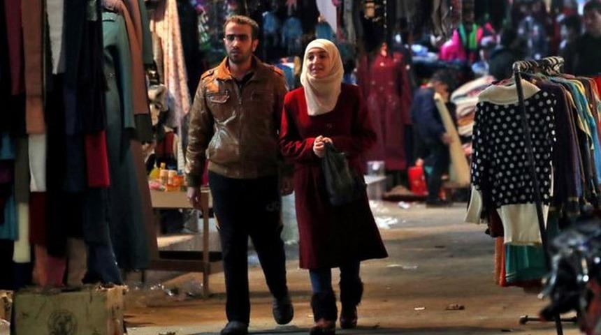 8 yıldır iç savaşın sürdüğü Suriye'de boşanmaların önüne geçmek için çiftlere mahkemede film izletilecek