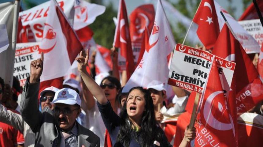 "MHP'ye her şeyi yaptırıp bir kenara bıraktılar"