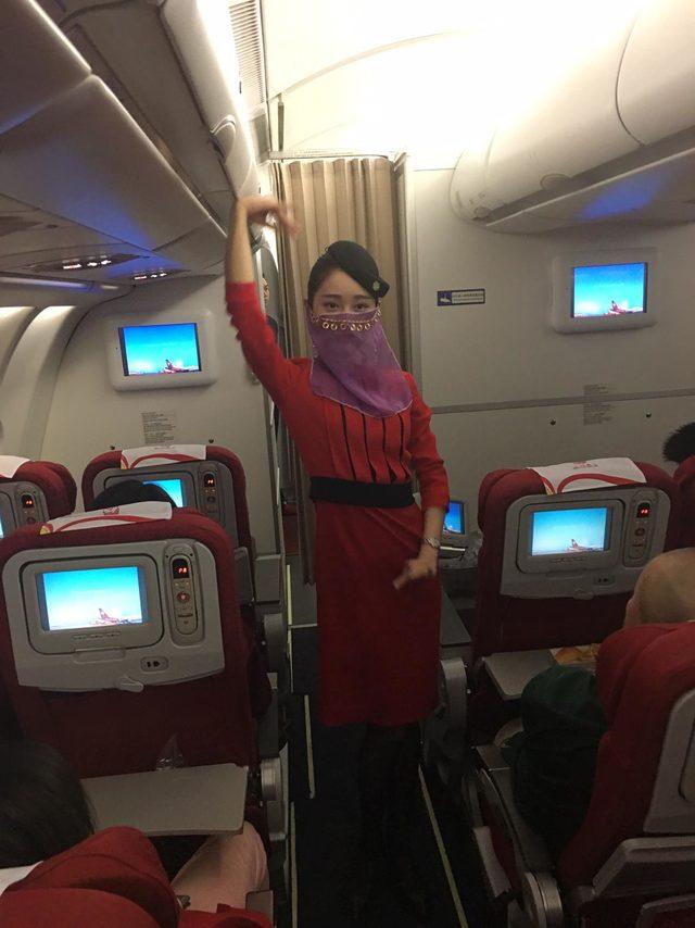 Sichuan Havayolları’nın İlk seferde Çinli hostesler şov yaptı