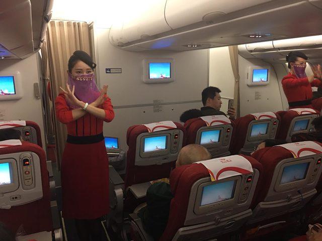 Sichuan Havayolları’nın İlk seferde Çinli hostesler şov yaptı