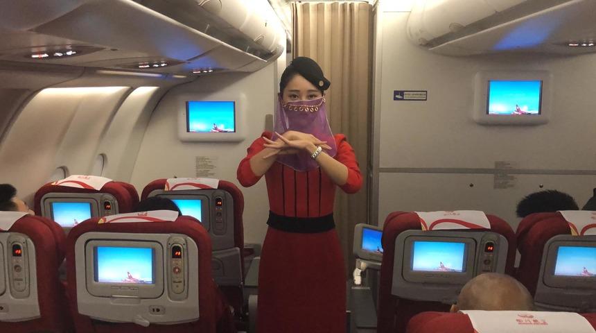 Sichuan Havayolları’nın İlk seferde Çinli hostesler şov yaptı