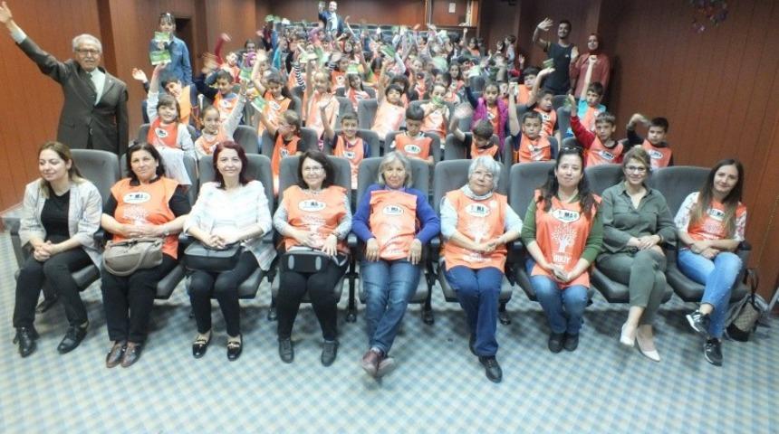 Aydınlı minik tema g&ouml;n&uuml;ll&uuml;leri sertifikalarını aldılar