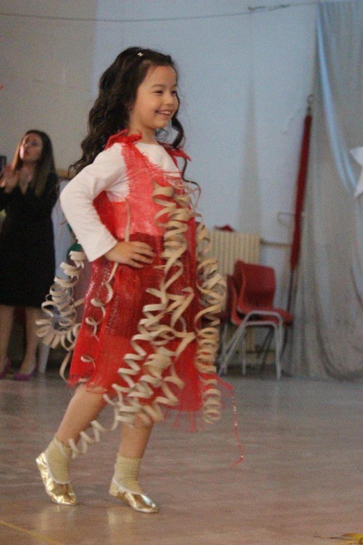 Geri dönüşüm defilesi izleyenlerden bol alkış aldı G4