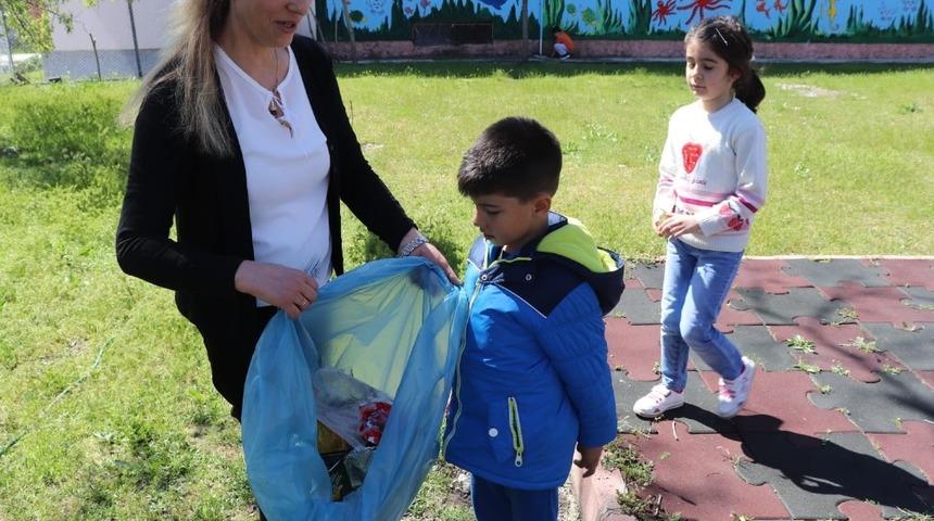 Minik öğrenciler, çöp topladı, ağaçları suladı