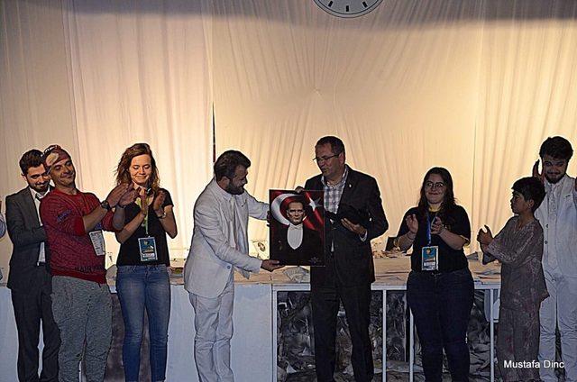 ‘Ayvalık Tiyatro Festivali’ne; Anadolu Üniversitesi Hukuk Fakültesi ’’Sui Generis Tiyatro Damgası’