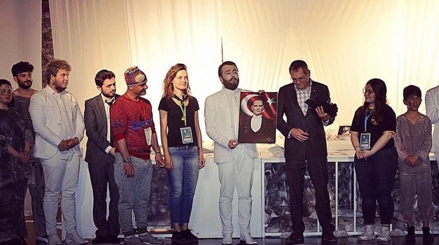 ‘Ayvalık Tiyatro Festivali’ne; Anadolu Üniversitesi Hukuk Fakültesi ’’Sui Generis Tiyatro Damgası’