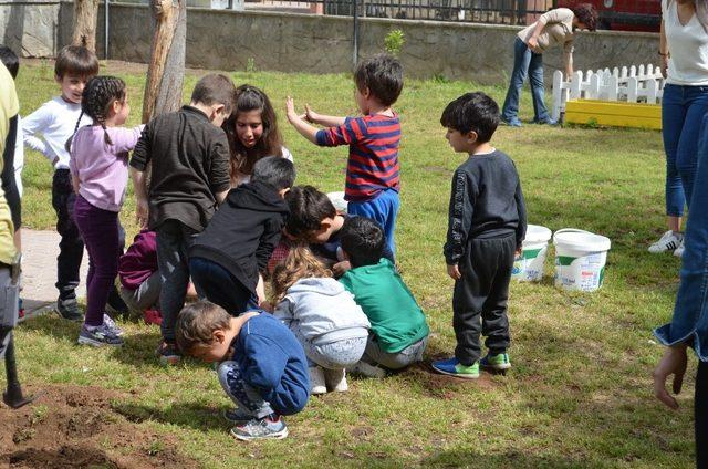 Akdeniz Üniversitesi, anaokullarına fidan dikiyor