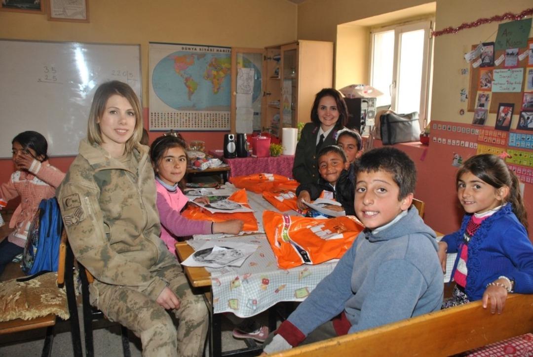 Jandarmadan &ccedil;ocuklara s&uuml;rpriz