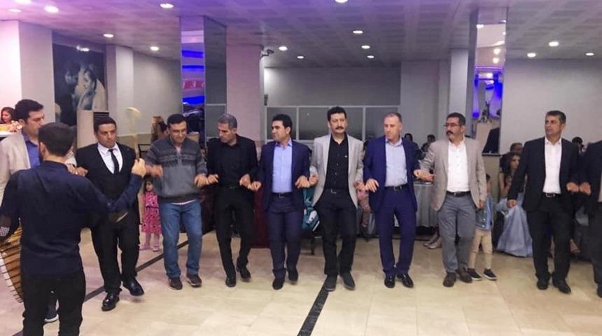 Gezer, genç çiftlerin mutluluklarına ortak oldu