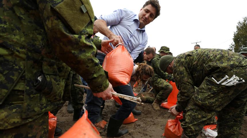 Başbakan çamur içinde kum torbası taşıdı! Halk tepkili