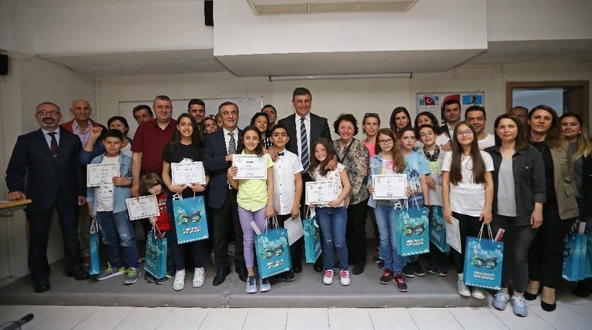 Karşıyaka&rsquo;da yılın en başarılı &ouml;ğrencilerine &ouml;d&uuml;l
