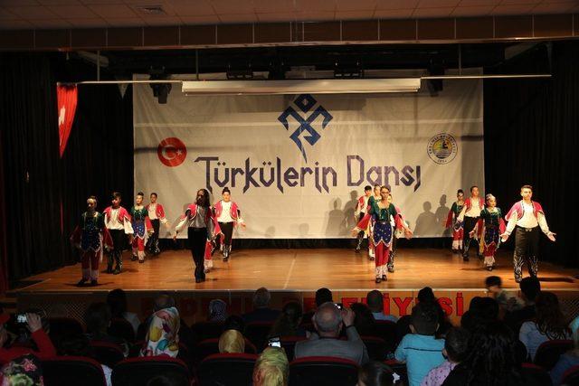 Erdemli’de Türkülerin Dansı Topluğu gösterisine yoğun ilgi