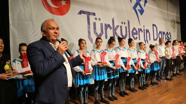 Erdemli’de Türkülerin Dansı Topluğu gösterisine yoğun ilgi