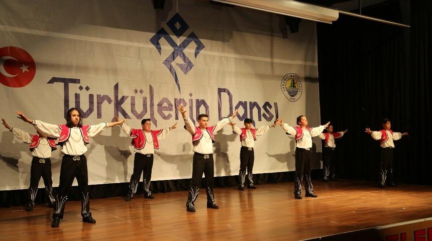 Erdemli&rsquo;de T&uuml;rk&uuml;lerin Dansı Topluğu g&ouml;sterisine yoğun ilgi