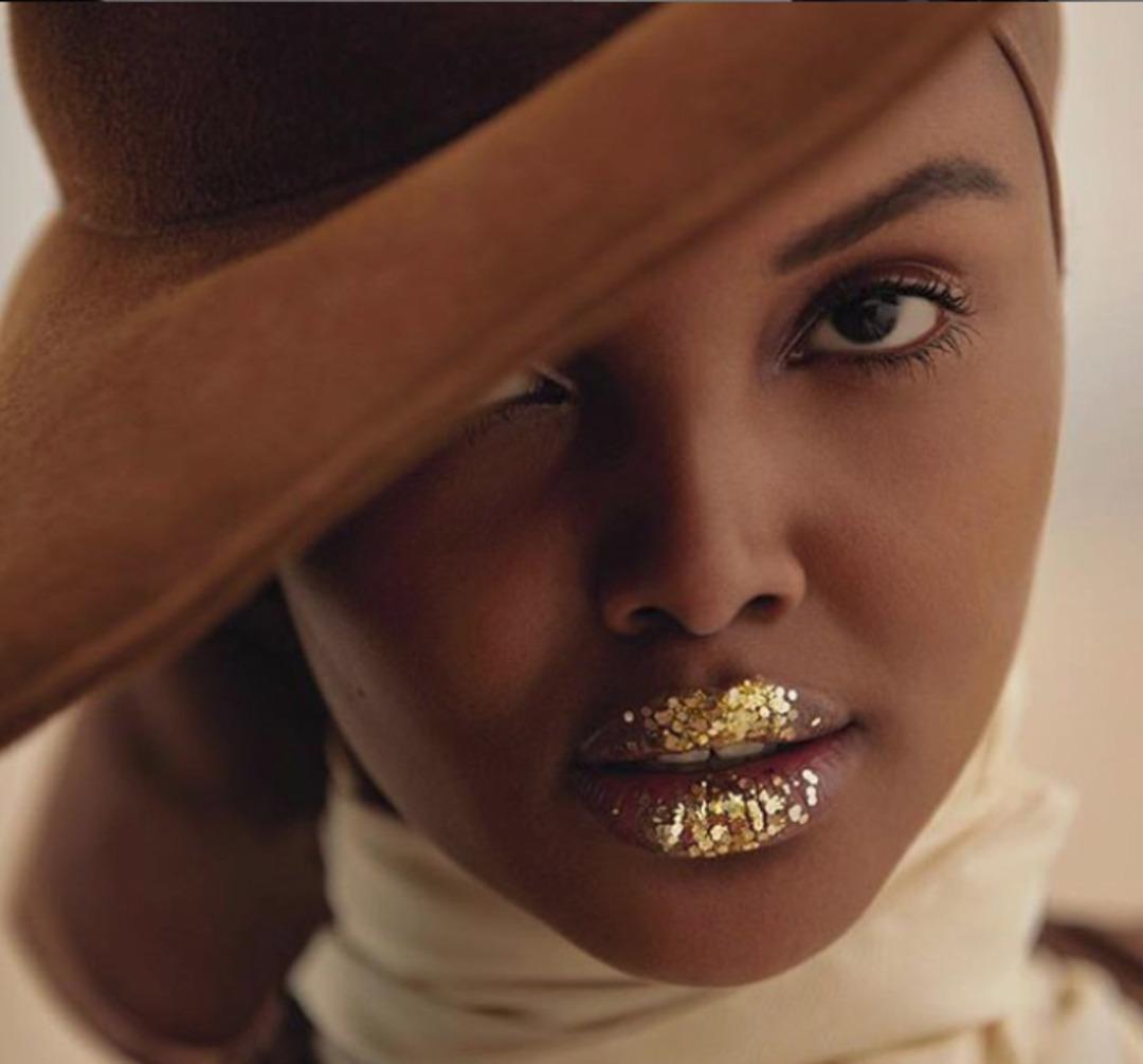 M&uuml;sl&uuml;man model, Sports Illustrated dergisine poz verdi tarihe ge&ccedil;ti