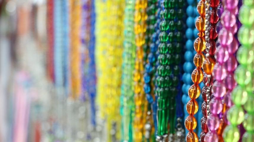 Ramazan ayı &ouml;ncesi namaz kılmayı tarif eden seccade ve hatim duası seti yoğunluğu yaşanıyor