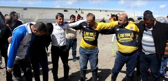 Rakipler ciriti bırakıp bar oynadı 1