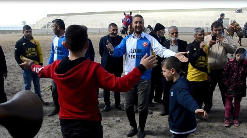 Rakipler ciriti bırakıp bar oynadı