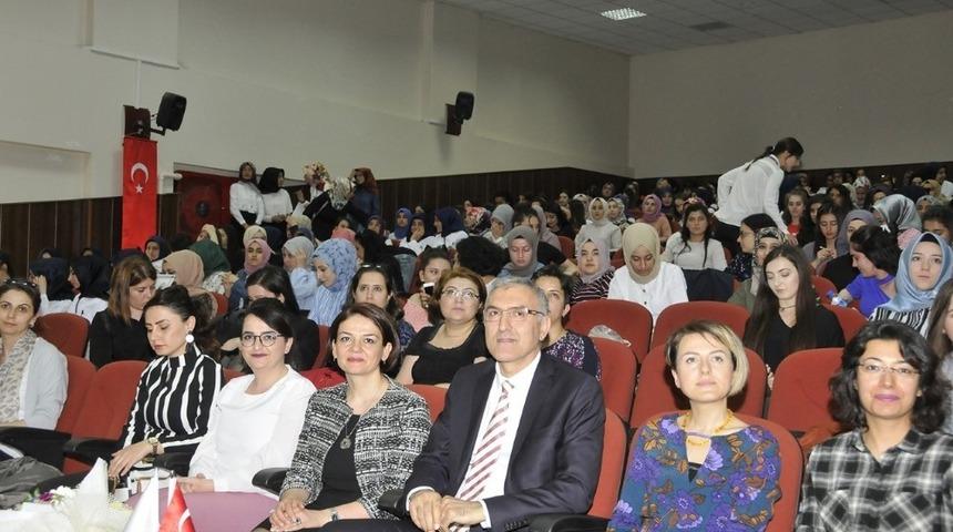 Sel&ccedil;uk &Uuml;niversitesinde &ldquo;Ebeler G&uuml;n&uuml;&rdquo; kutlandı