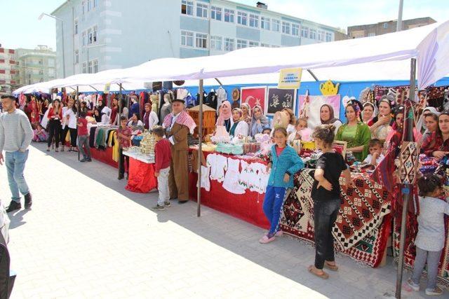 Silopi HEM’den halaylı yıl sonu sergisi