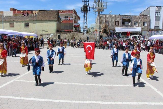 Silopi HEM’den halaylı yıl sonu sergisi