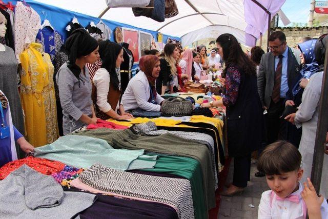 Silopi HEM’den halaylı yıl sonu sergisi