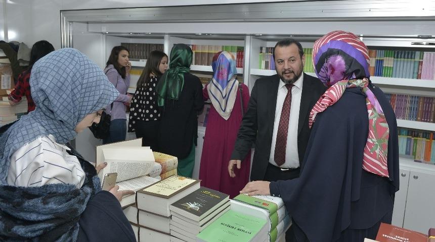 TDK&rsquo;dan KM&Uuml;&rsquo;de indirimli kitap satışı