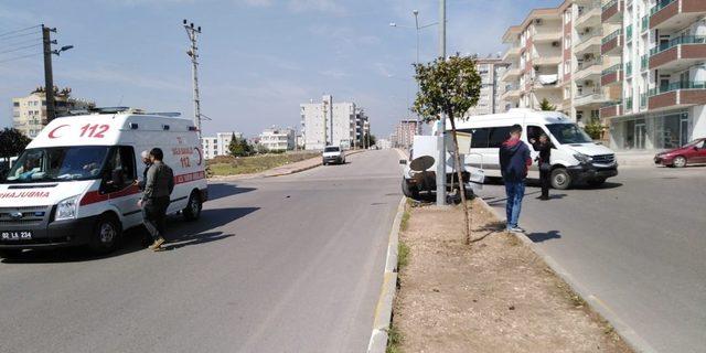 Minibüs ile otomobil çarpıştı: 2 yaralı