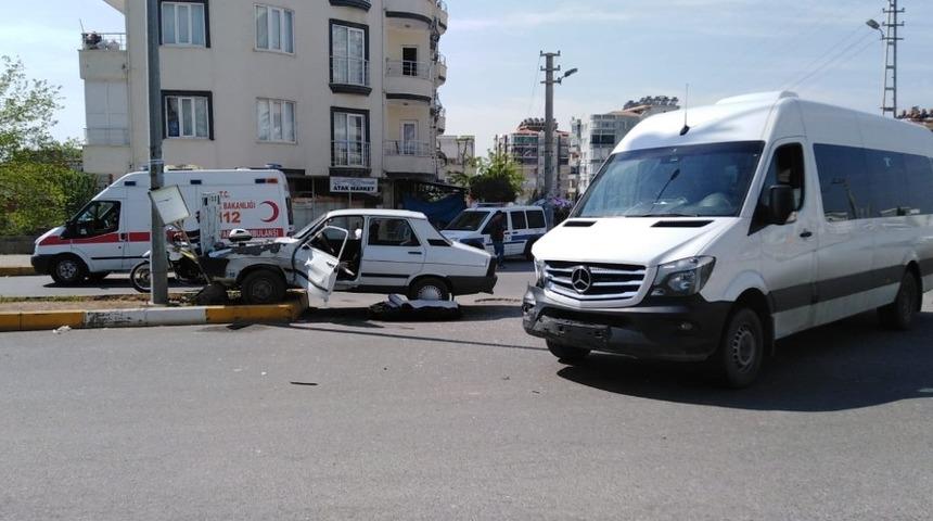 Minib&uuml;s ile otomobil &ccedil;arpıştı: 2 yaralı