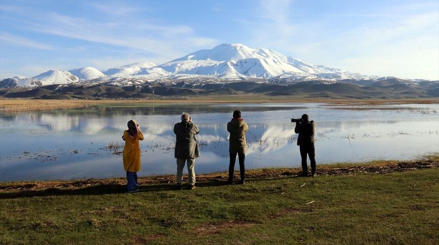 Süphan Dağı'nın suya yansıyan güzelliği hayranlık uyandırdı