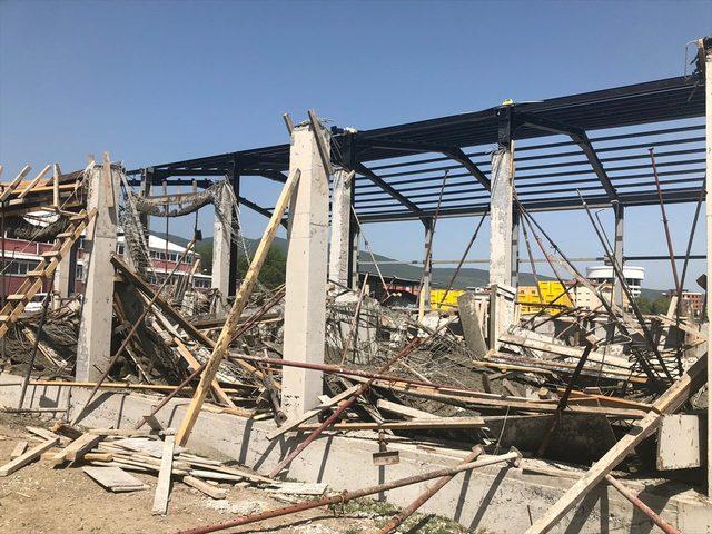 Spor salonu inşaatında iskele çöktü: 1 yaralı