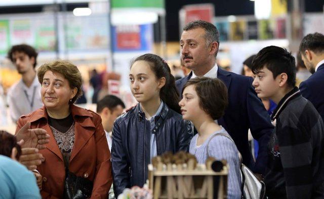 Başkan Büyükakın, ailesiyle kâğıttan dünyaların keşfine çıktı