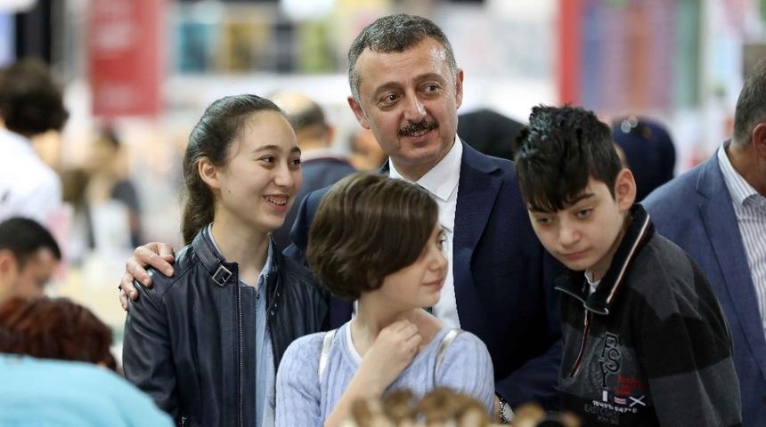 Başkan B&uuml;y&uuml;kakın, ailesiyle k&acirc;ğıttan d&uuml;nyaların keşfine &ccedil;ıktı