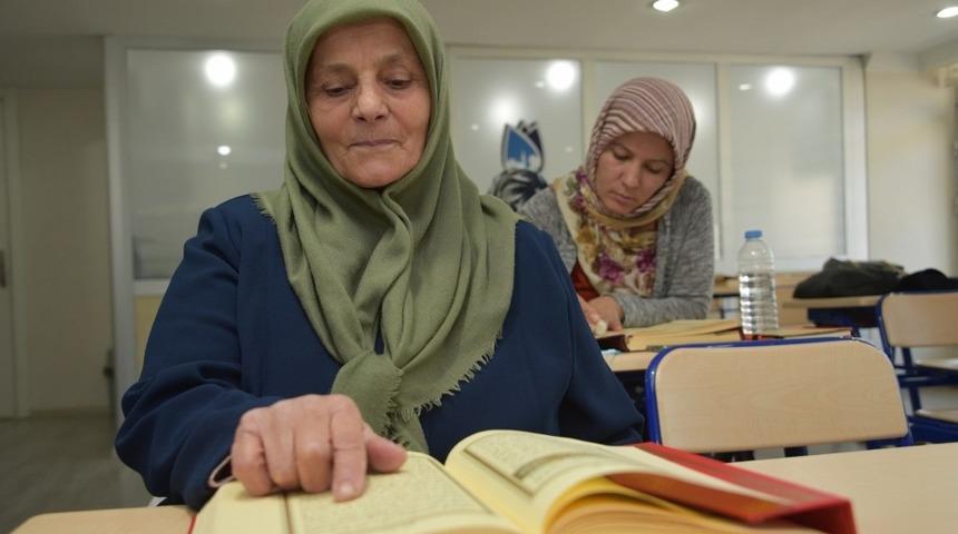 65 yaşında Kur&rsquo;an-ı Kerim okumayı &ouml;ğrendi