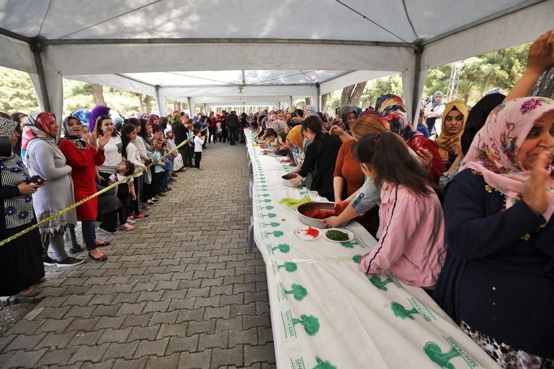 Şehitkamil&rsquo;de geleneksel bahar şenliği renkli g&ouml;r&uuml;nt&uuml;lerle başladı