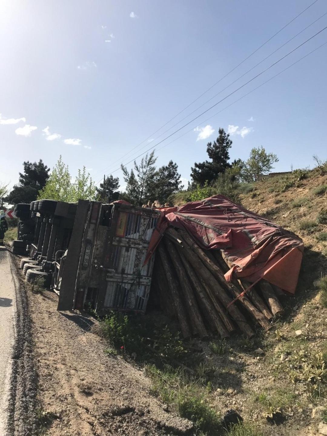 Tomruk y&uuml;kl&uuml; tır devrildi 1 kişi yaralandı