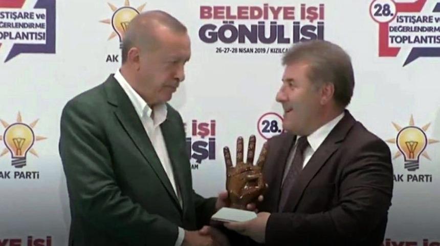 Rekor kıran başkan ödülünü Cumhurbaşkanının elinden aldı