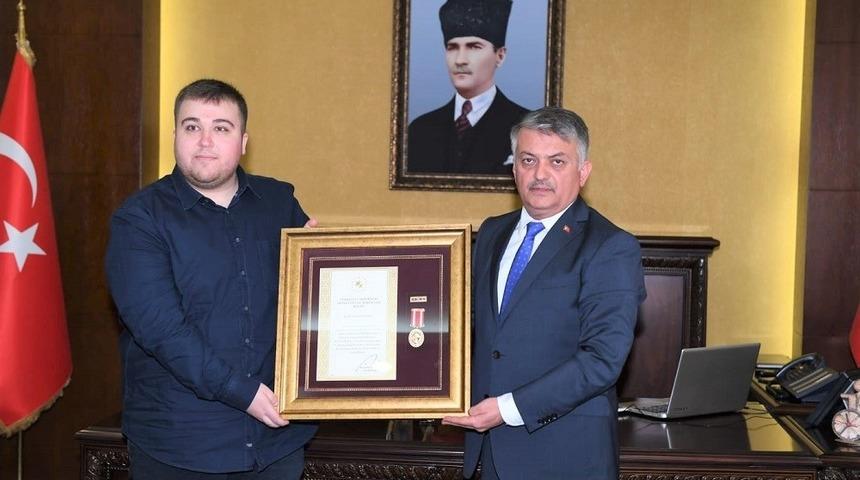 15 Temmuz şehidi Mahmut Eren&rsquo;e devlet &ouml;v&uuml;n&ccedil; madalyası