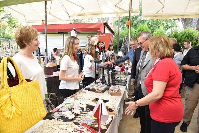 Salihli’de üretici kadın pazarı ilgi çekti