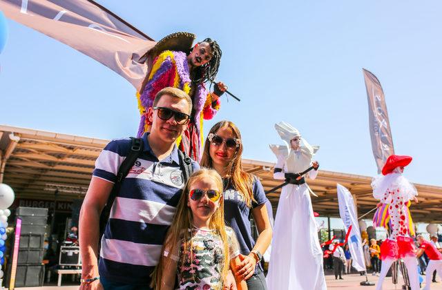 Rus turistlere, festival havasında karşılama