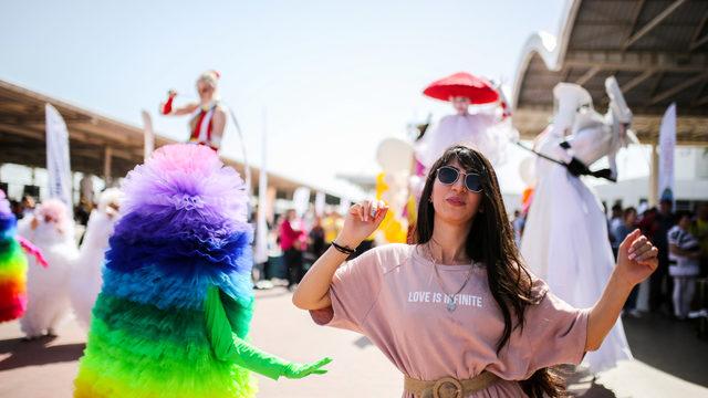 Rus turistlere, festival havasında karşılama