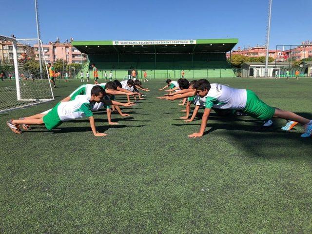 Futbol akademisinde 13 binin üzerinde krampon yetişti