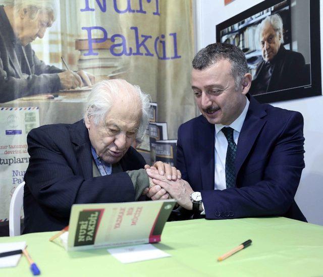 Başkan Büyükakın, kitap fuarında Nuri Pakdil’i ziyaret etti