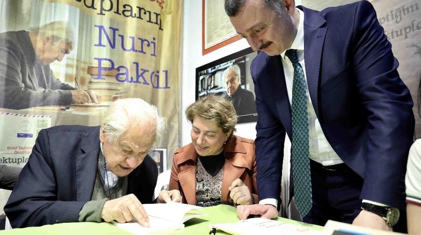 Başkan B&uuml;y&uuml;kakın, kitap fuarında Nuri Pakdil&rsquo;i ziyaret etti