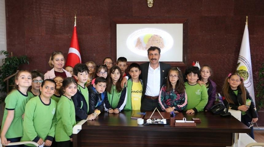 Kardelen Koleji &ouml;ğrencileri Başkan S&uuml;sl&uuml;&rsquo;y&uuml; ziyaret etti