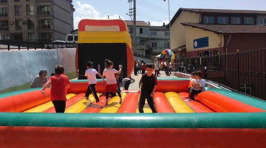 Öğrenciler okul bahçesine kurulan şişme oyun parkı ile eğlendiler